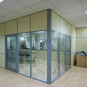Алюминиевая перегородка с дверью